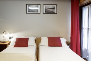 2 habitaciones, tabla de planchar con plancha, wifi y ropa de cama 