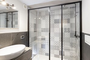 Dusche, Haartrockner, Handtücher