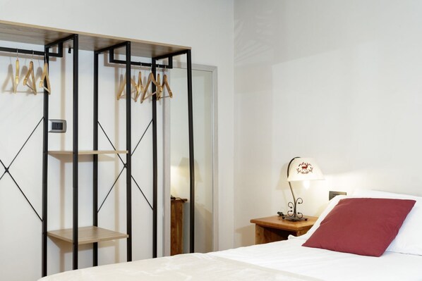 2 habitaciones, tabla de planchar con plancha, wifi y ropa de cama 