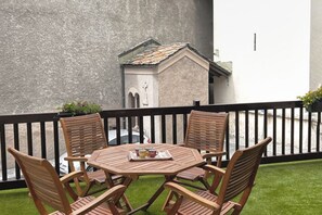 Outdoor dining - Maison Maquignaz - welcoming family home with terrace and boot-warmer (Valtournenche)