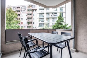 Outdoor dining - Premium Charlottenburg 2BR nr Ernst-Reuter-Platz, by Blueground (Berlin)