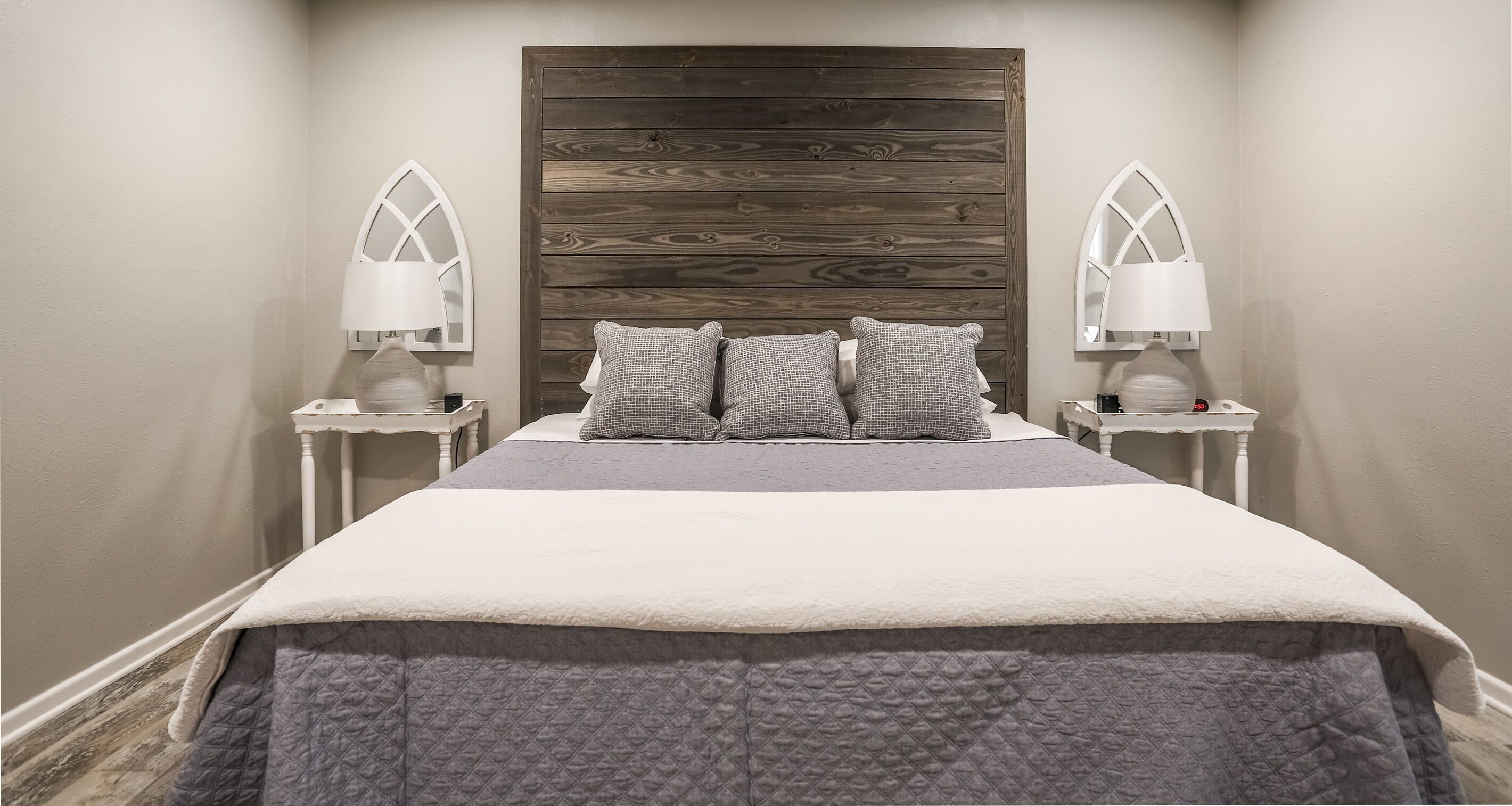 4 quartos, escrivaninha, ferros/tábuas de passar roupa, berço de viagem