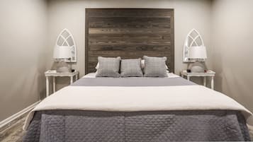 4 quartos, escrivaninha, ferros/tábuas de passar roupa, berço de viagem