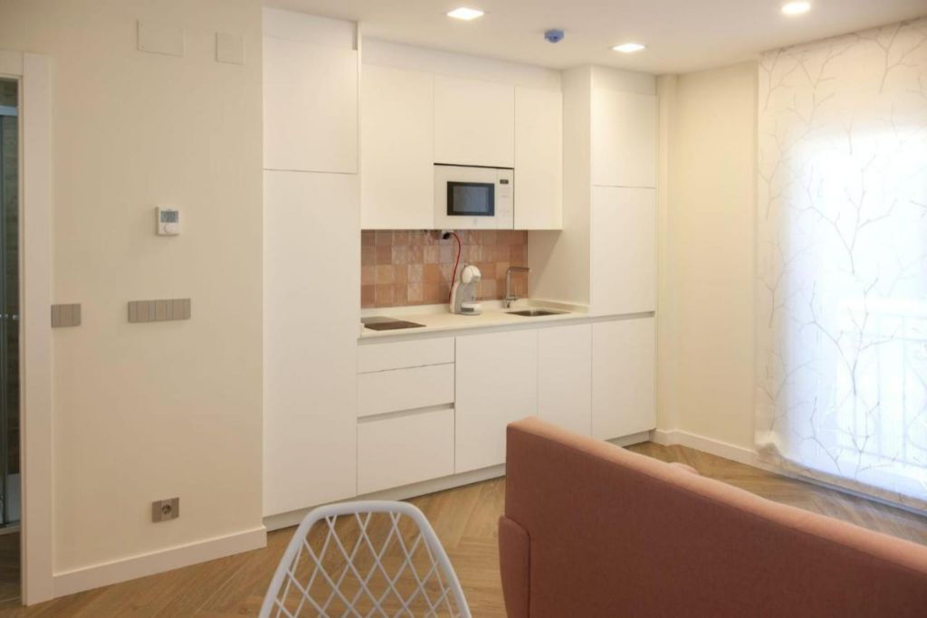 Kjøleskap, mikrobølgeovn, kokeplater og oppvaskmaskin