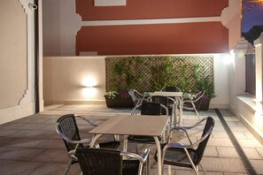 Outdoor dining - Apartments La Quinta (Burgos)