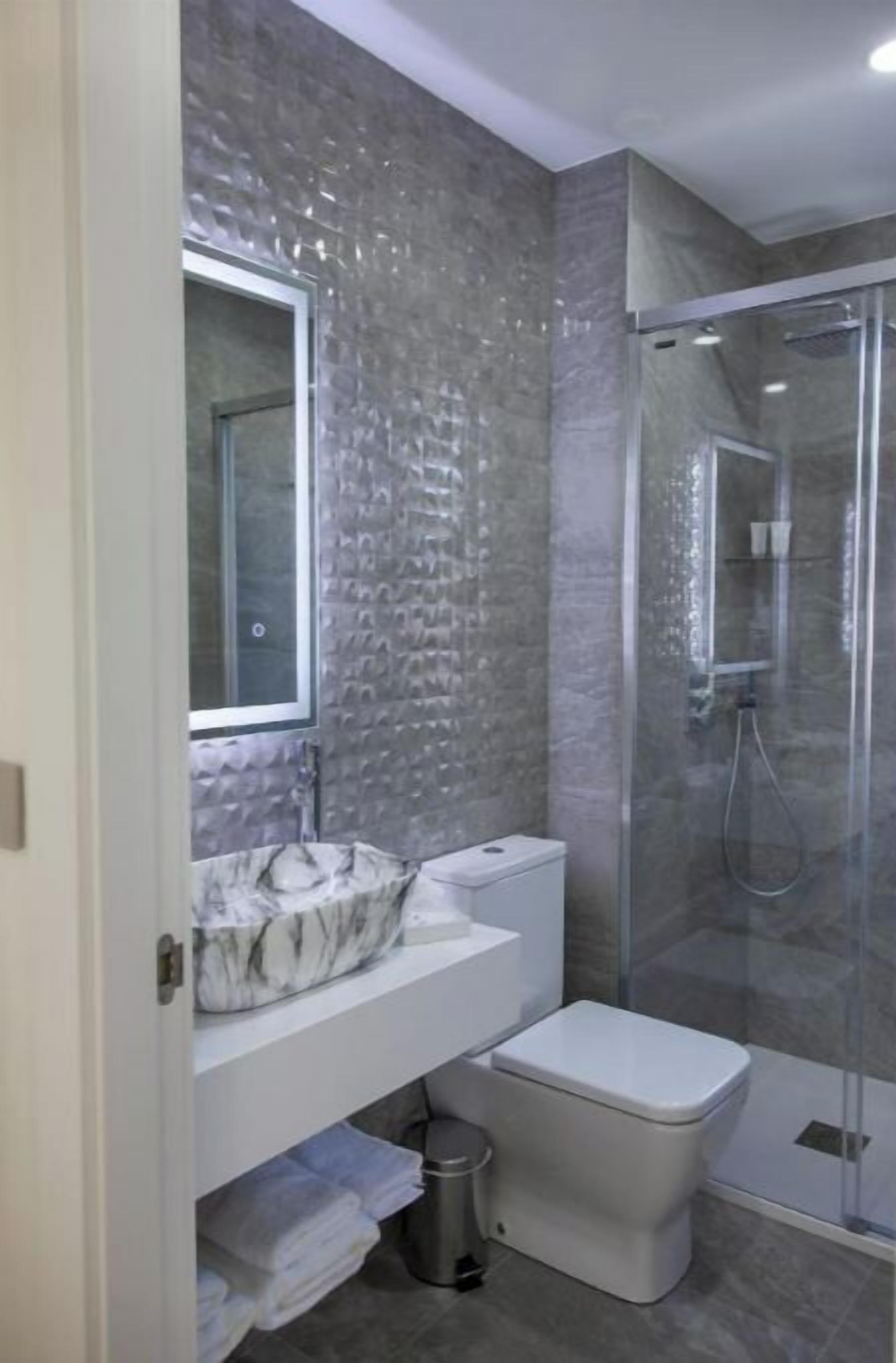 Douche, sèche-cheveux, serviettes fournies, savon
