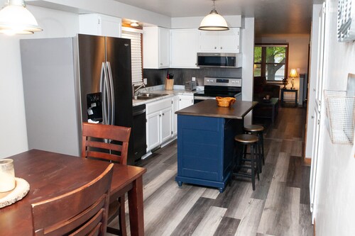 2 Bedroom, 1 Bathroom Convenient Green Bay Getaway