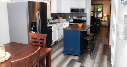2 Bedroom, 1 Bathroom Convenient Green Bay Getaway
