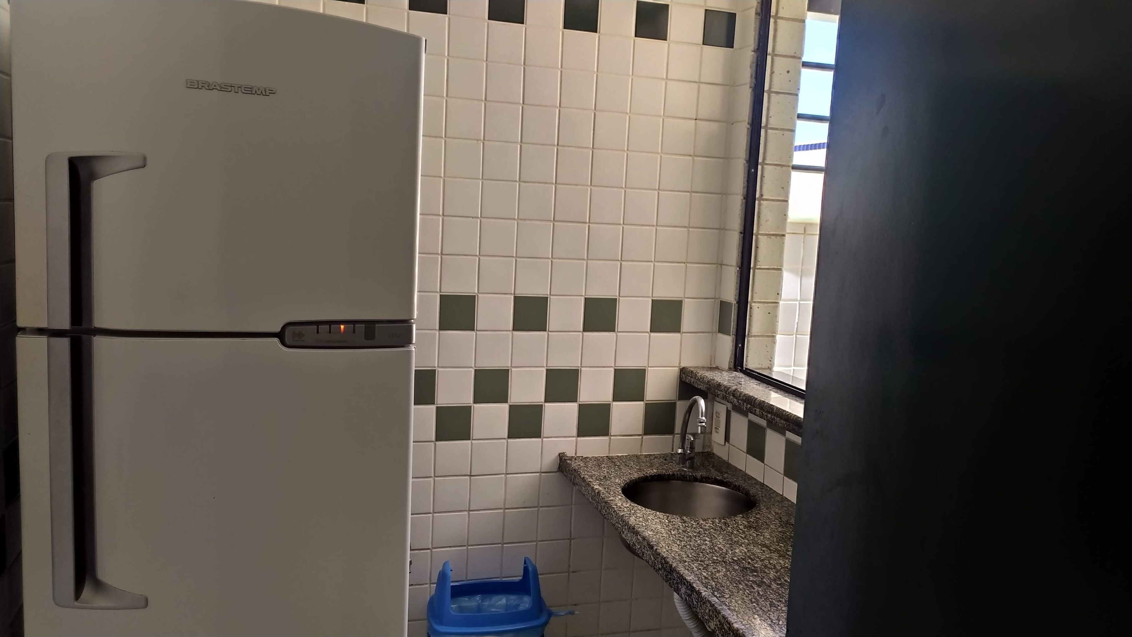 Kühlschrank, Mikrowelle, Herdplatte, Mixer