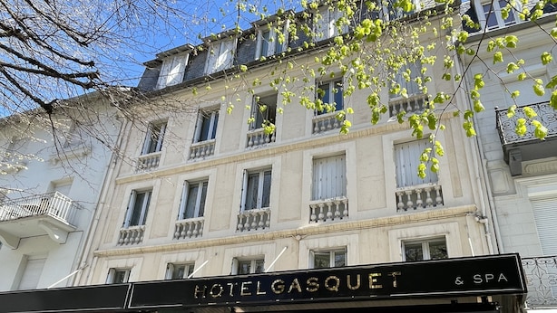 Un hotel con un cartel que dice "HOTEL CASQUET & SPA" y "ENTREE HOTEL" debajo.