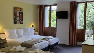 Habitació quàdruple clàssica | Roba de llit d'alta qualitat i caixa forta a l'habitació