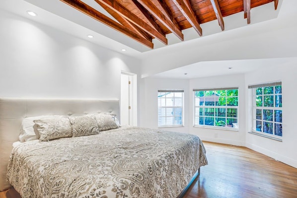 3 bedrooms, desk, WiFi, bed sheets
