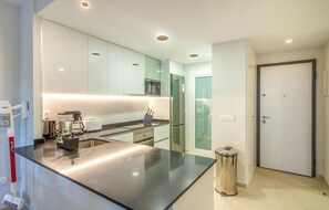 Een koelkast, een oven, een kookplaat, een vaatwasser