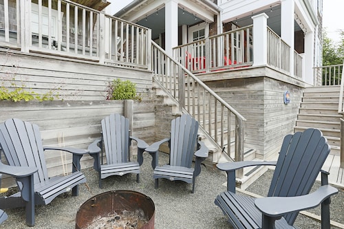 Otterly Relaxed in Seabrook, WA - large deck with private hot tub & firepit
