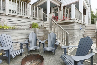 Otterly Relaxed in Seabrook, WA - large deck with private hot tub & firepit