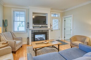 Smart TV, fireplace, table tennis, books - Otterly Relaxed in Seabrook, WA - large deck with private hot tub & firepit (Pacific Beach)