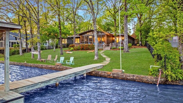 A house with a deck, a swimming pool, and a grassy yard with trees. - Peaceful Lakeside | Stunning Views | Private Dock (Hot Springs)