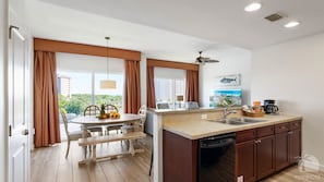 Réfrigérateur, four à micro-ondes, un four, surface de cuisson