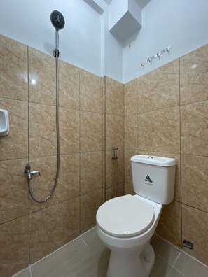 Eenvoudige slaapzaal | Badkamer | Een douche, handdoeken