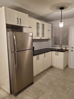 Fridge, microwave, oven, stovetop - Chalet St-Léo RC (Montréal)
