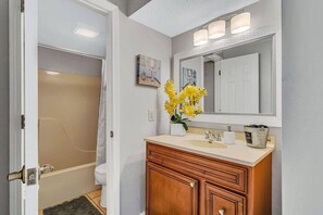 Tina, secadora de cabello, toallas 