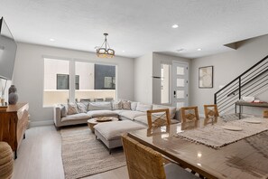Casa geminada, 4 quartos | Área de estar | Smart TV 36 polegadas com canais digitais, TV