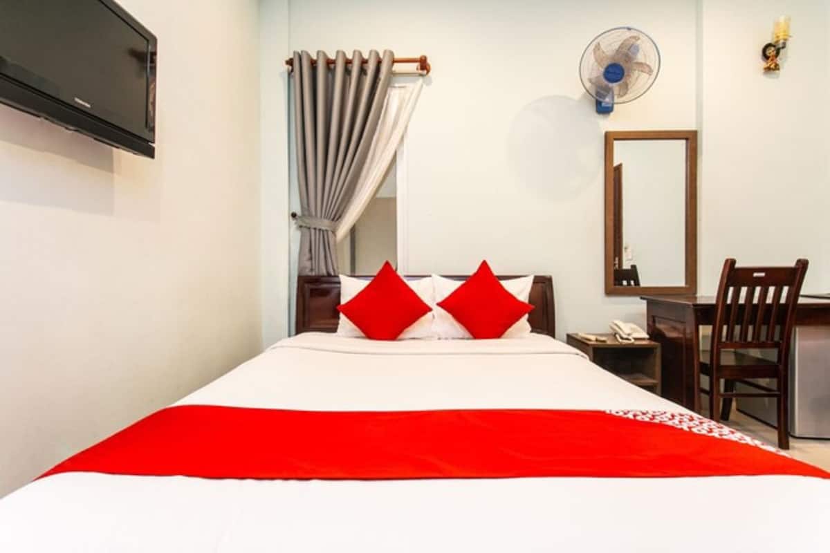 Escritorio, sistema de insonorización, wifi gratis y ropa de cama
