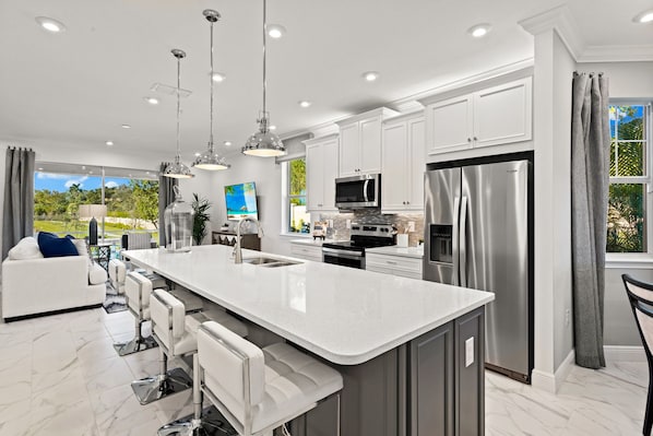 ثلاجة، ميكروويف، فرن، موقد طهي مسطح