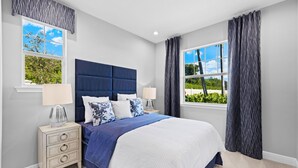 A bedroom with a large bed, two bedside tables, a dresser, and two windows with curtains. - Paradise in naples, few mins from downtown, beaches, mercato ...... (Naples)