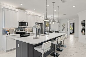 Fridge, microwave, oven, stovetop - Paradise in naples, few mins from downtown, beaches, mercato ...... (Naples)