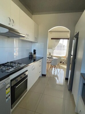 Microwave, oven, stovetop, dishwasher - Beach Retreat -$0 for more than 1 guest! (Henley Beach)