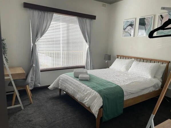 2 bedrooms, desk, iron/ironing board, free WiFi - Beach Retreat -$0 for more than 1 guest! (Henley Beach)