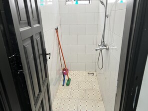 Badewanne, Haartrockner, Handtücher