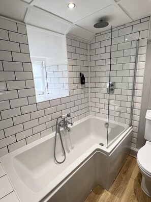 Een douche, een haardroger, handdoeken