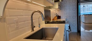 Réfrigérateur, micro-ondes, four, plaque de cuisson