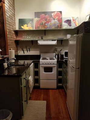 Luxury Studio Suite | Private kitchen - Trail Suites Inn (Lawrenceburg)