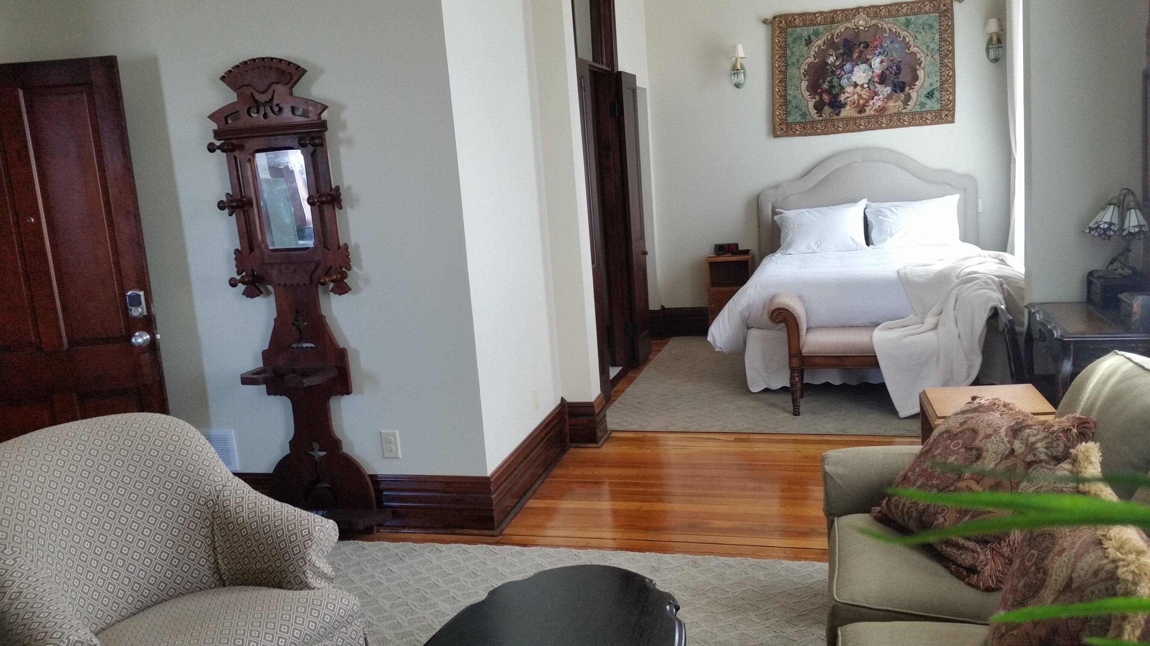 Luxury Studio Suite | Individually decorated, individually furnished, desk, laptop workspace