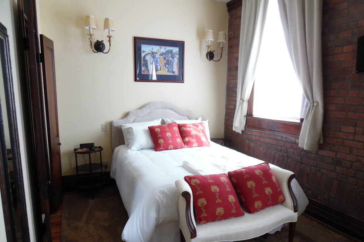 Luxury Studio Suite | Desk, laptop workspace, blackout drapes, soundproofing