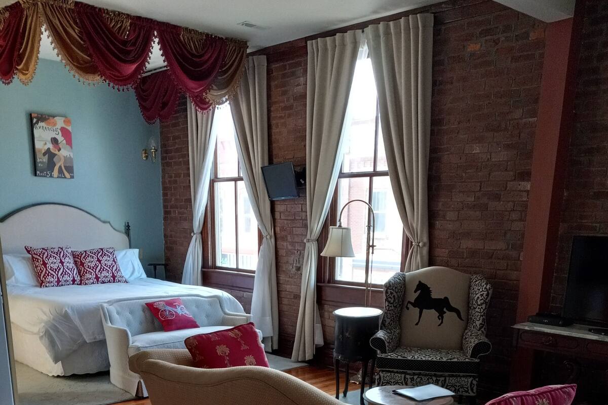 Luxury Studio Suite | Desk, laptop workspace, blackout drapes, soundproofing