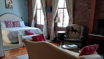 Luxury Studio Suite | Individually decorated, individually furnished, desk, laptop workspace