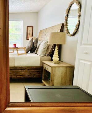 2 habitaciones, escritorio y tabla de planchar con plancha 