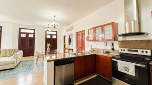Una cocina moderna con lavavajillas, estufa y armarios de madera.