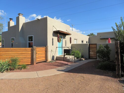  Three bedroom home near the University of New Mexico and heart of Albuquerque