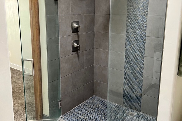 Combined shower/bathtub, hair dryer, towels, soap