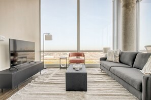 TV, stereo - Premium South Loop 2BR w/ Gym & Roof, nr Grant Park, by Blueground (Chicago)