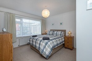 2 bedrooms, iron/ironing board, Internet, bed sheets