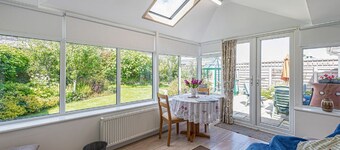 Lon Penrhyn -  a bungalow that sleeps 4 guests  in 2 bedrooms