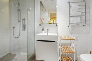 Apartment | Bathroom | Shower, free toiletries, hair dryer, towels