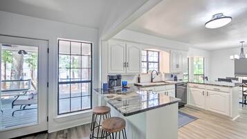 Fridge, microwave, stovetop, dishwasher