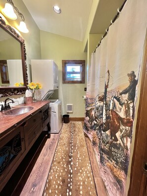 Ensemble douche/baignoire, sèche-cheveux, serviettes fournies, savon